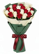 Букет Микс из красных и белых роз в Архиповском