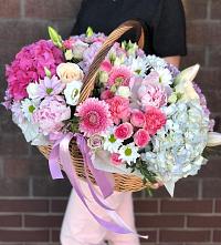 Цветочная композиция из Розы, Хризантемы, Пионы и Лизиантусы в корзине в Архиповском