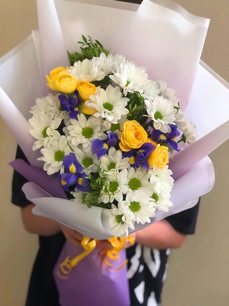 Букет цветов из: Ирисы, Хризантемы и Розы в Архиповском