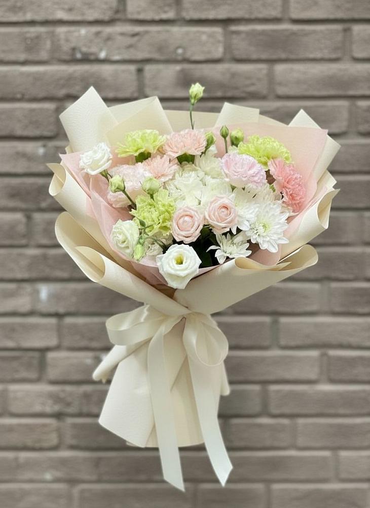 Букет цветов из: Гвоздики, Розы, Лизиантусы и Хризантемы в Архиповском